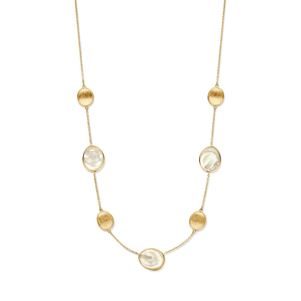 Collar de oro amarillo con elementos de oro mate y madreperla, diseño delicado y moderno.