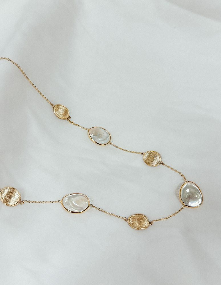 collar de oro amarillo con elementos de oro mate y nácar - 14 quilates