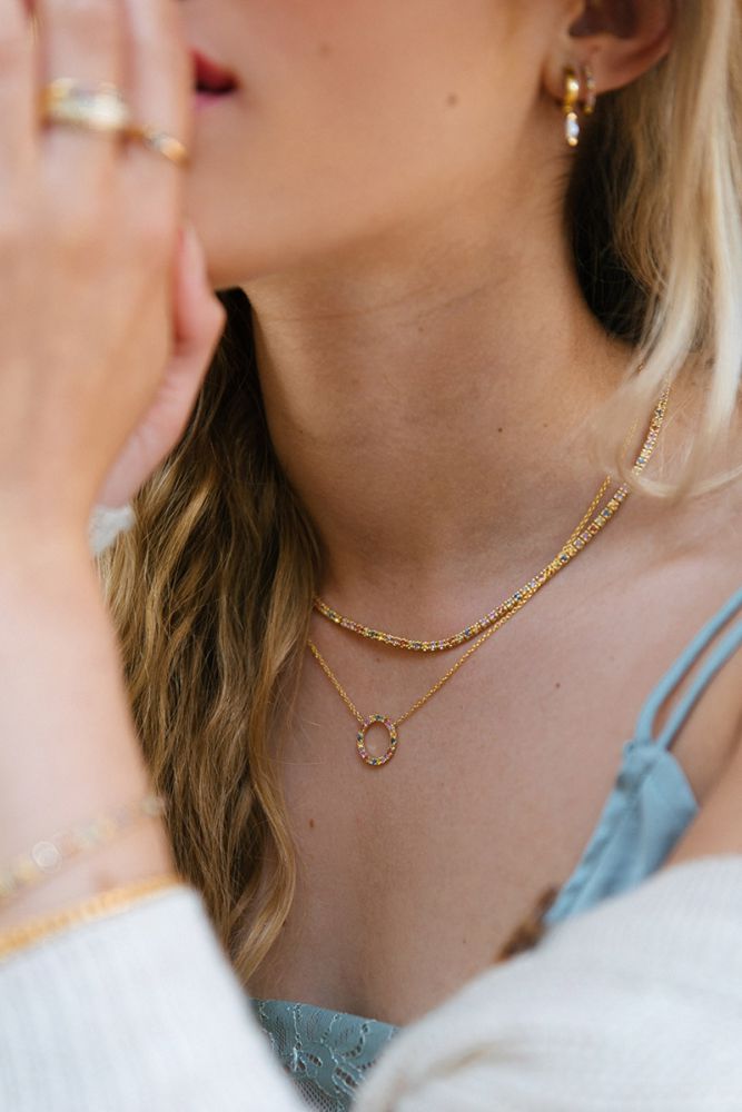 collar de oro amarillo con zafiro arcoíris en colgante redondo - 14 quilates