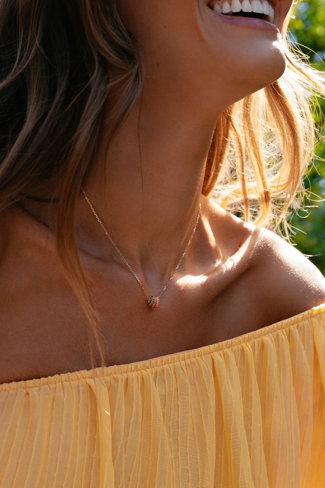Collar juguetón de oro amarillo con tres colgantes de oro y zafiros de colores en degradado - 14 quilates