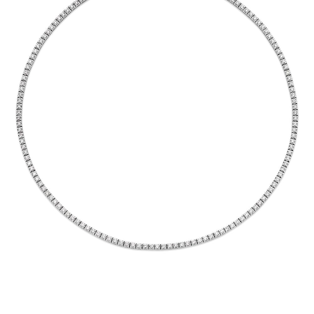 Collar de oro blanco con 146 diamantes en engaste chatón, total de 2,81 quilates.