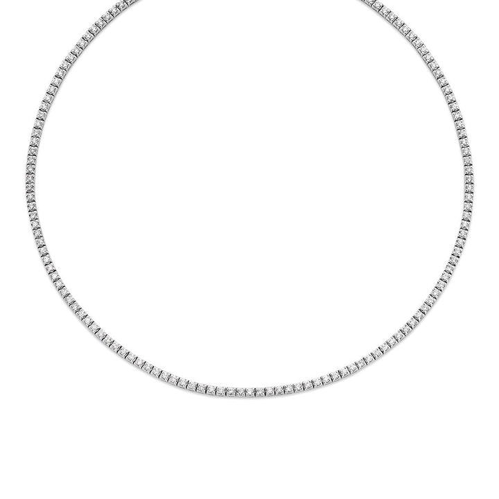 De Excellent Jewelry witgouden tenniscollier, 14 karaat, is bezet met 146 briljant geslepen diamanten (2,81 crt totaal) in chatonzetting en vormt een schitterende cirkel op een witte achtergrond.