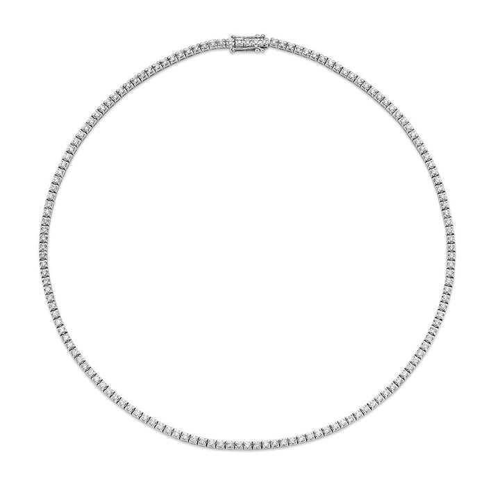 The Excellent Jewelry witgouden tenniscollier met 146 diamanten (2,81 crt) in chatonzetting, vervaardigd uit 14 karaat witgoud, wordt elegant gepresenteerd op een witte achtergrond.