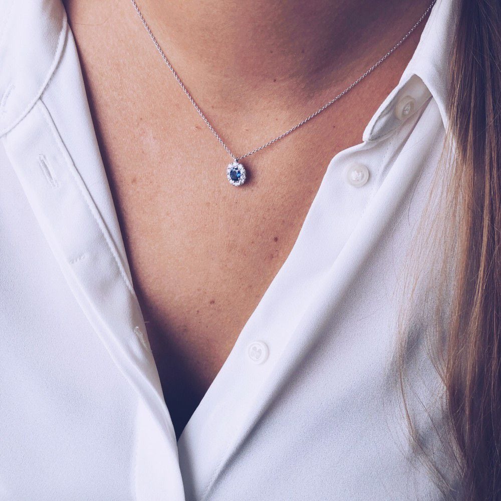 Collar de oro blanco con colgante de entourage y zafiro - 14 quilates