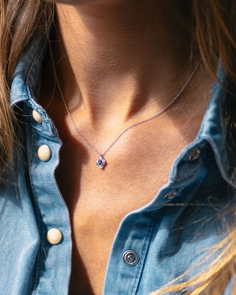 Collar de oro blanco con colgante de flor, zafiro azul y diamante - 14 quilates