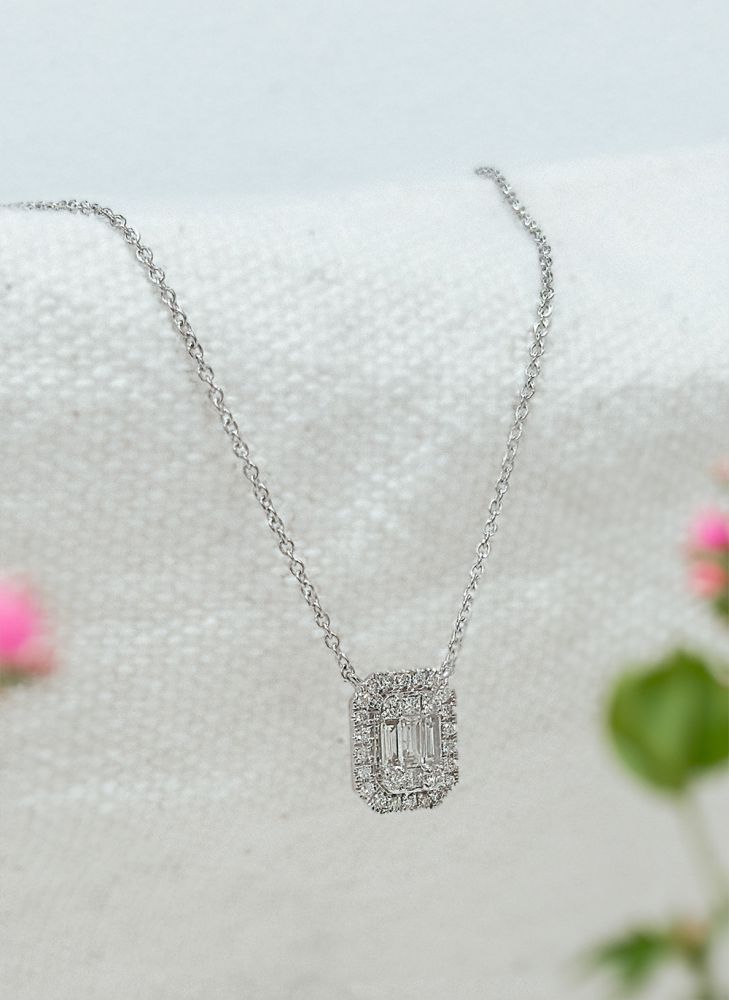 Collar de oro blanco con colgante de esmeralda y diamantes tallados en brillante y baguette - 14 quilates
