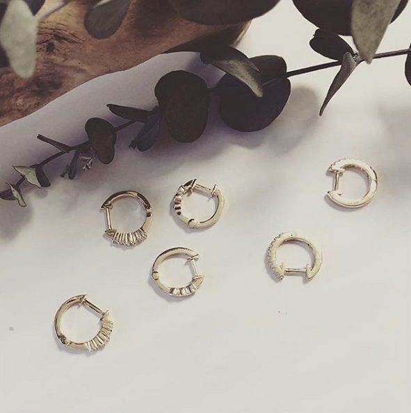 Elegantes Aros de Oro Amarillo Delgados con Zircónios – Lujo Sutil para Cada Día