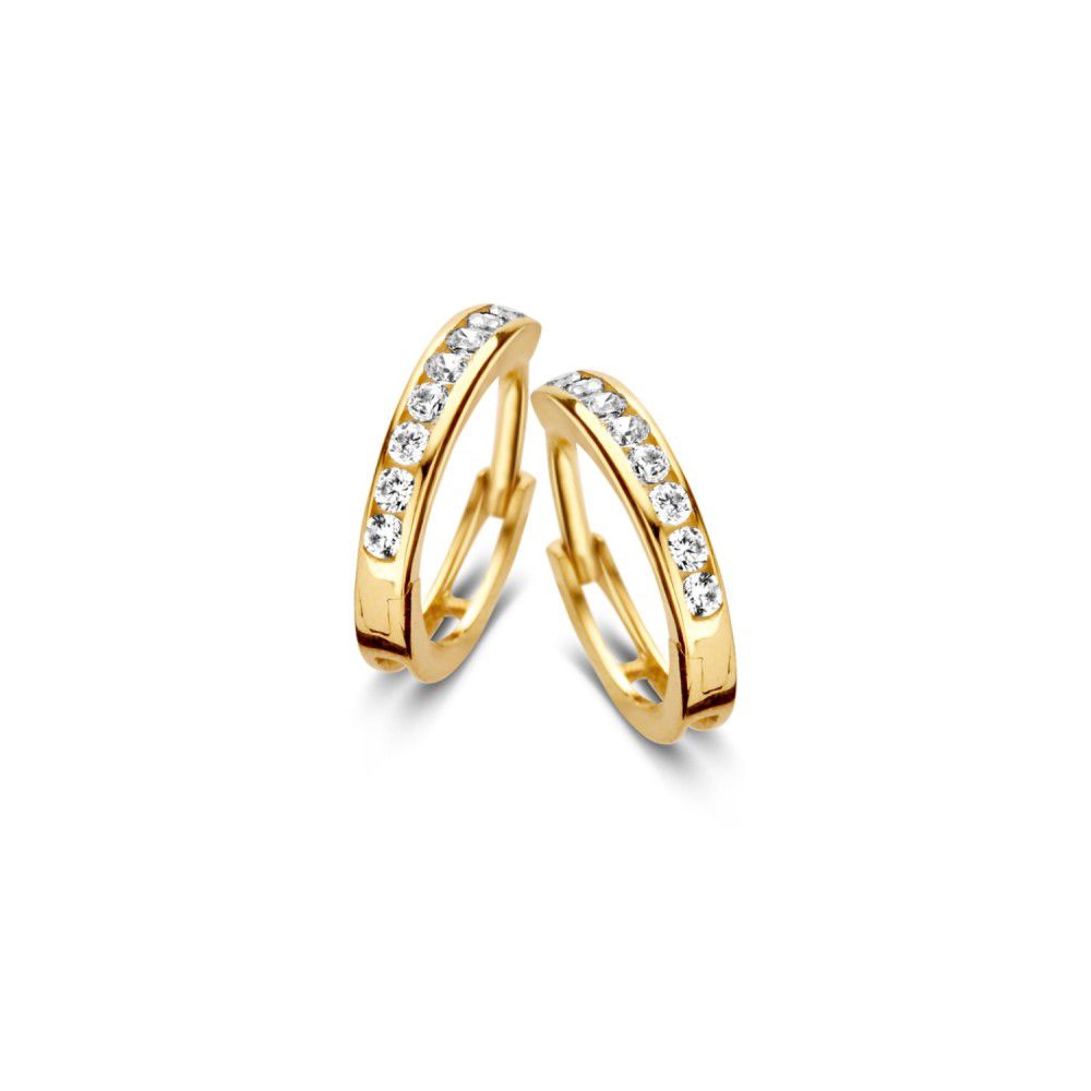 Pendientes de aro en oro amarillo con circonitas brillantes en la parte superior.