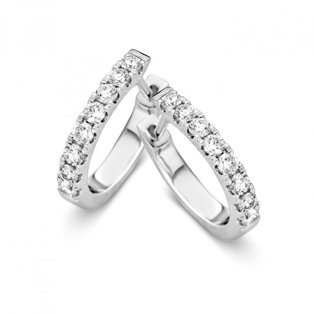 Aros de oro blanco con brillantes en engaste chatón, 18 brillantes de 0,75 ct en total.