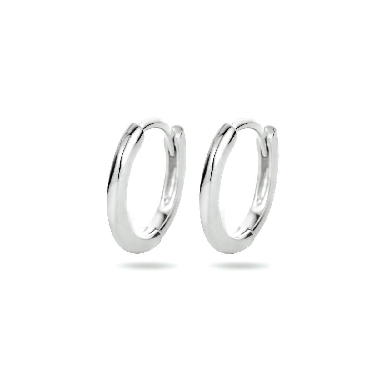 Pendientes de aro medio en plata rodiada.