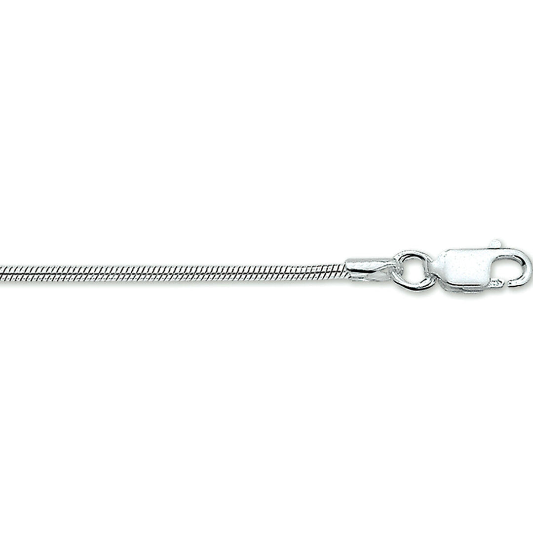 Close-up van de Van der Kooij Collectie collier slang rond 1,6 mm zilver wit met stevige karabijnsluiting, perfect als elegante damesketting. Het collier schittert prachtig tegen de zilver witte achtergrond.