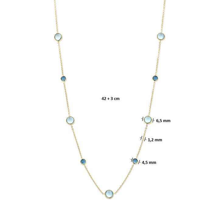 Van der Kooij Collectie collier met blauw topaas en London blauw topaas, gelijkmatig verdeeld in diverse groottes (6,5 mm, 4,5 mm, 4,2 mm). Het 14k geelgouden sieraad is verstelbaar van 42 tot 45 cm.