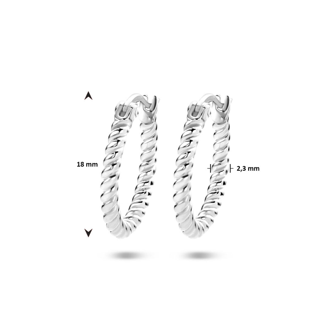 Van der Kooij Collectie oorringen gedraaid zilver gerhodineerd, 18 mm diameter en 2,3 mm dik, getoond op een witte achtergrond met maatindicaties.
