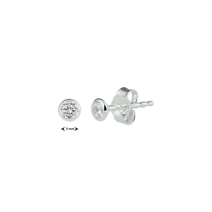 Van der Kooij Collectie oorknoppen zirkonia zilver wit: kleine, ronde oorstekers met heldere zirkonia's in zilver, doorsnee 3 mm. Mooi te combineren met een Van der Kooij zilveren hanger. Aangezicht en zijaanzicht afgebeeld.