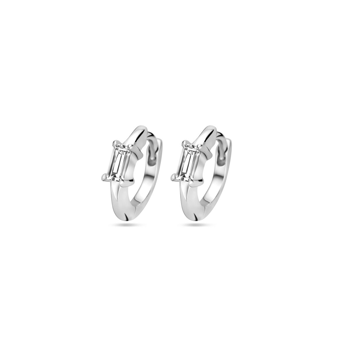 Pendientes de aro de plata rodiada con zirconia de 10,5 mm y forma rectangular.