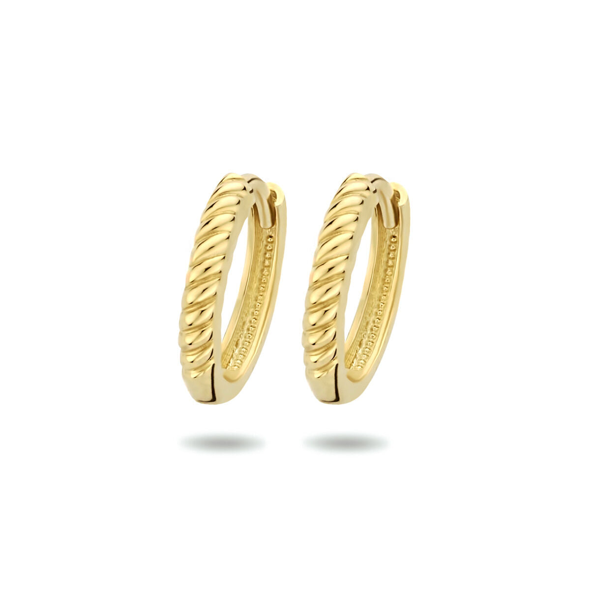 Pendientes de aro de 14K en oro amarillo con diseño trenzado.