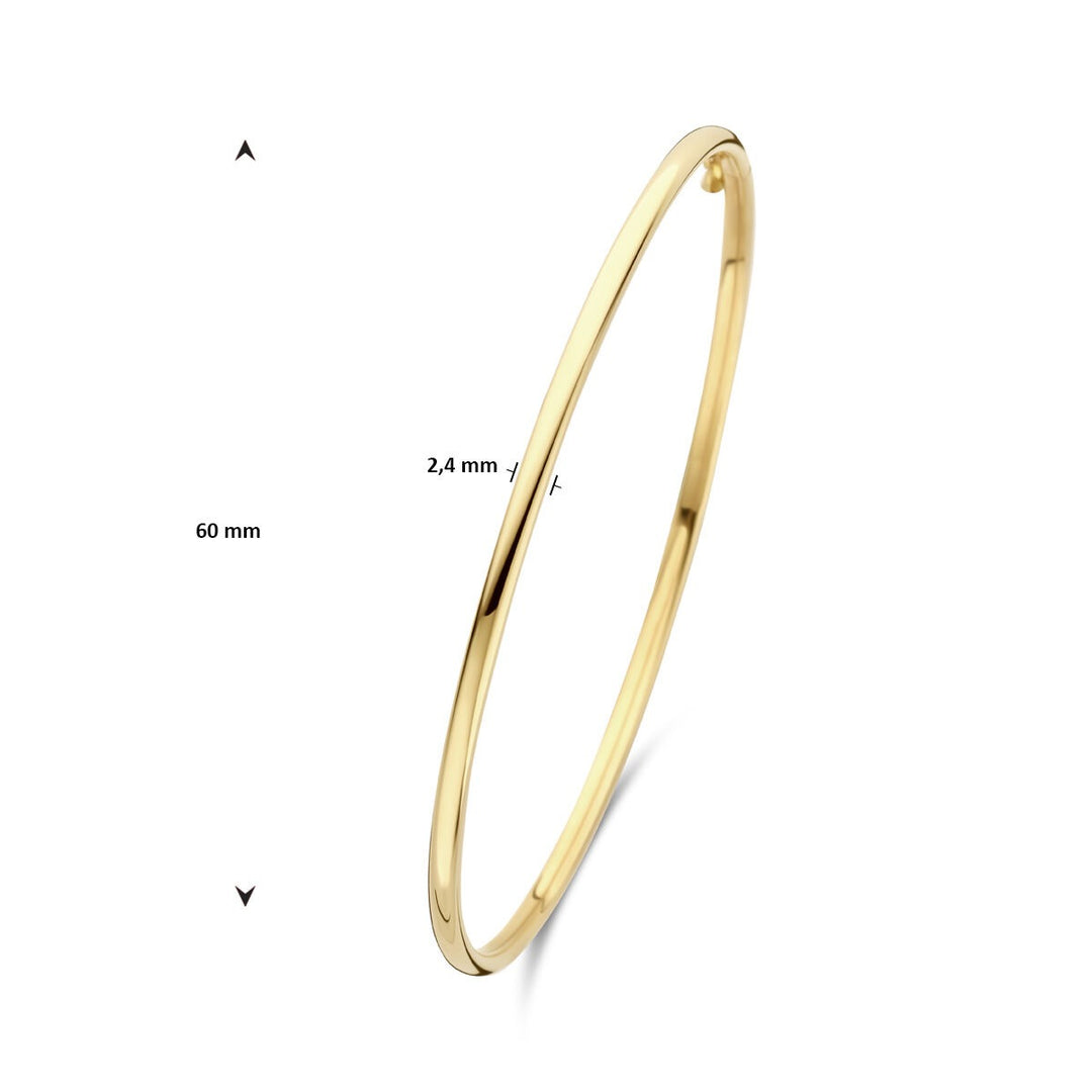 De Van der Kooij Collectie bangle dop ronde buis, 2,4 mm dik en 60 x 52 mm groot in 14K geelgoud, ligt hoekig op een witte achtergrond-ideaal voor liefhebbers van minimalistische sieraden.