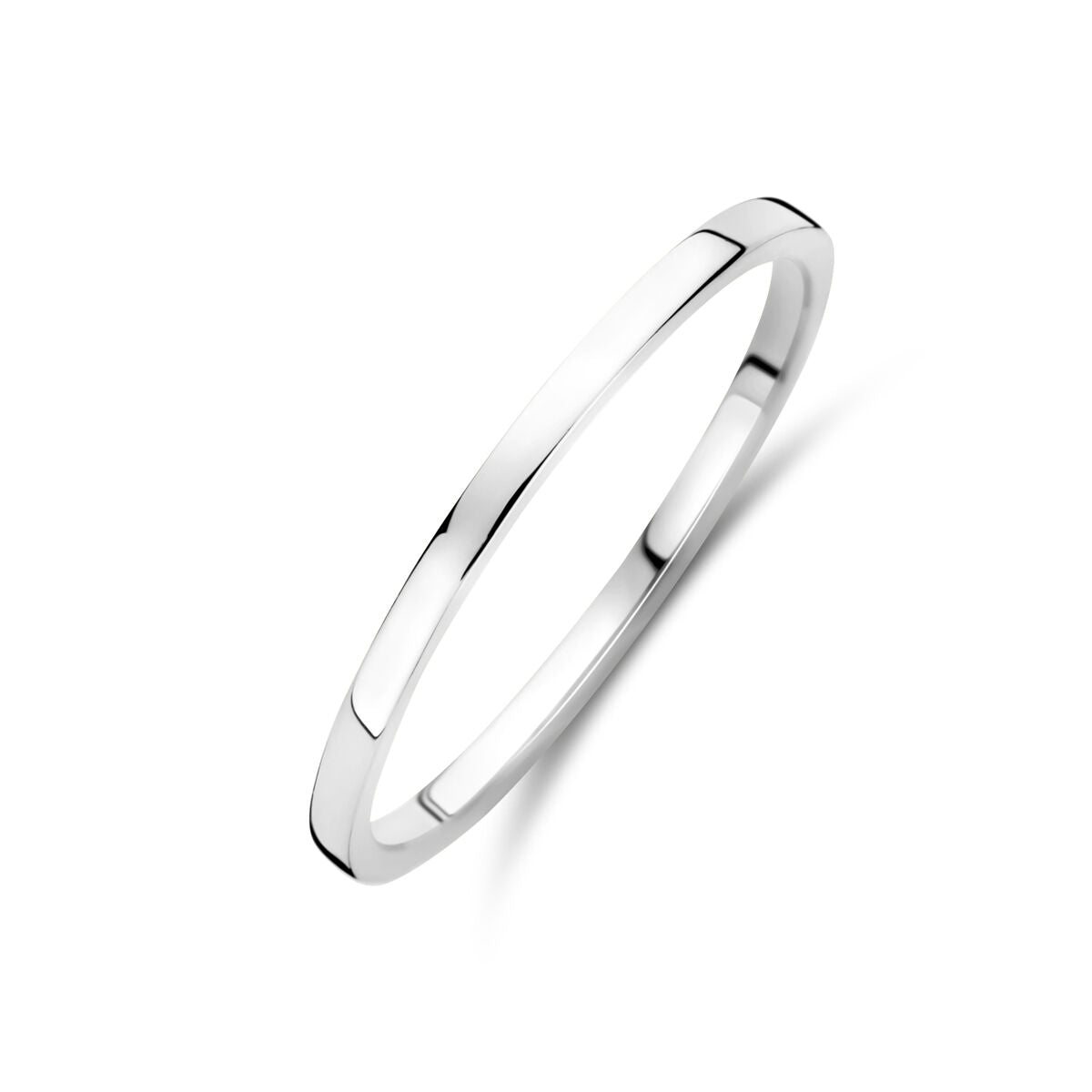 Anillo de oro blanco de 14 quilates, diseño delgado y liso.
