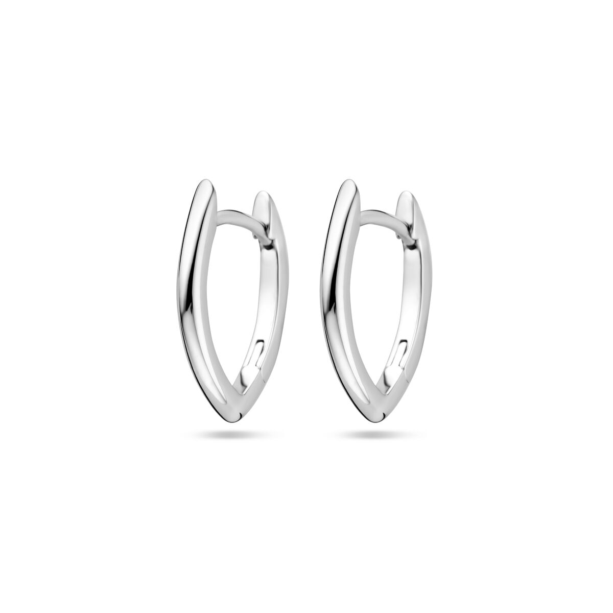 Pendientes de aro de plata rodiada de 2,0 mm con forma ovalada y acabado brillante.
