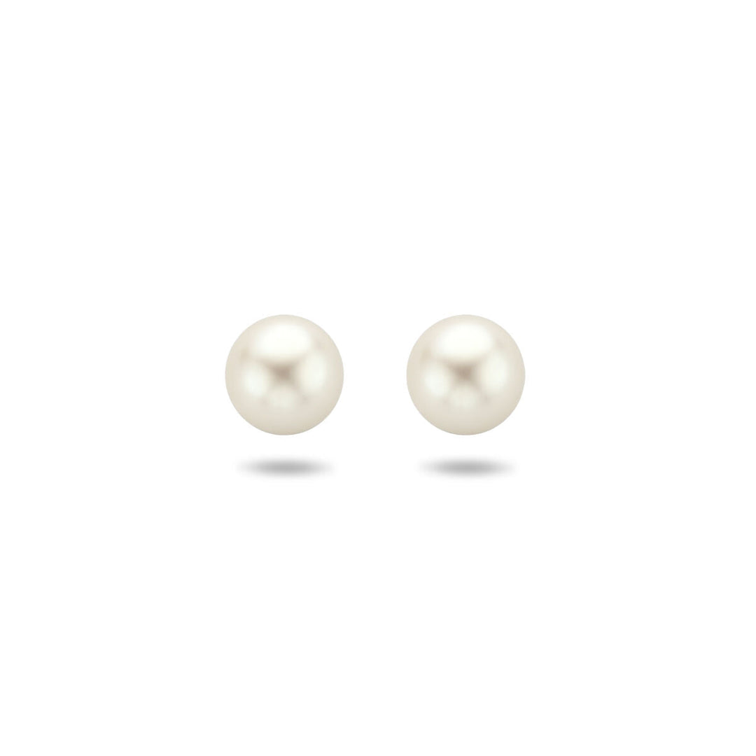 Een paar ronde, witte oorknoppen van parel 14K geelgoud uit de Van der Kooij Collectie worden afgebeeld op een effen witte achtergrond met subtiele schaduwen onder elke elegante parelknop.