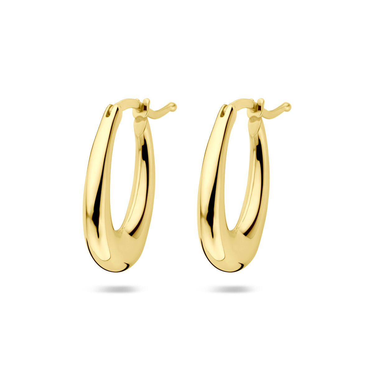 Pendientes de aro en oro amarillo de 14 quilates con un diseño curvado y pulido.