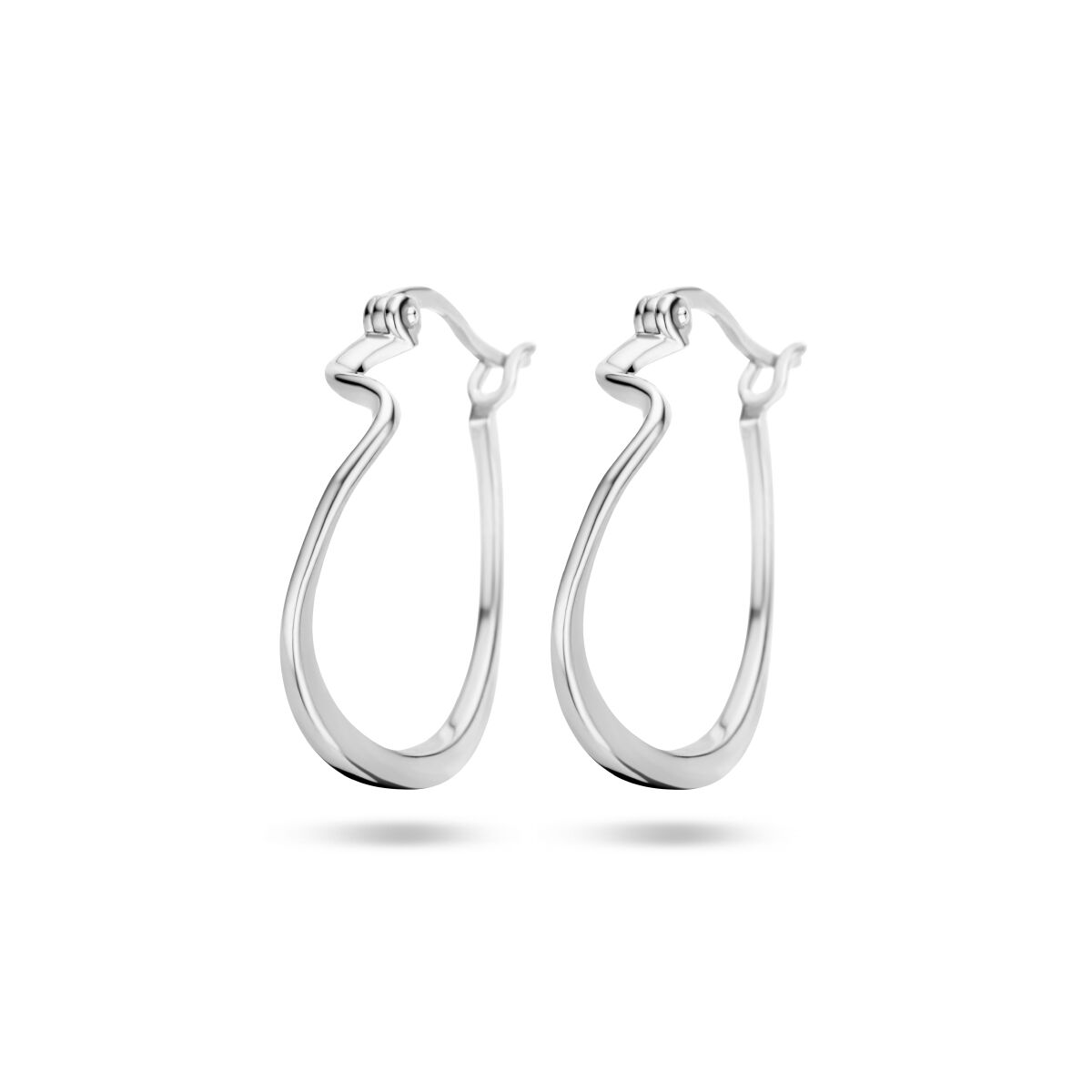 Aros de plata rodiada con forma ondulada y cierre de gancho.