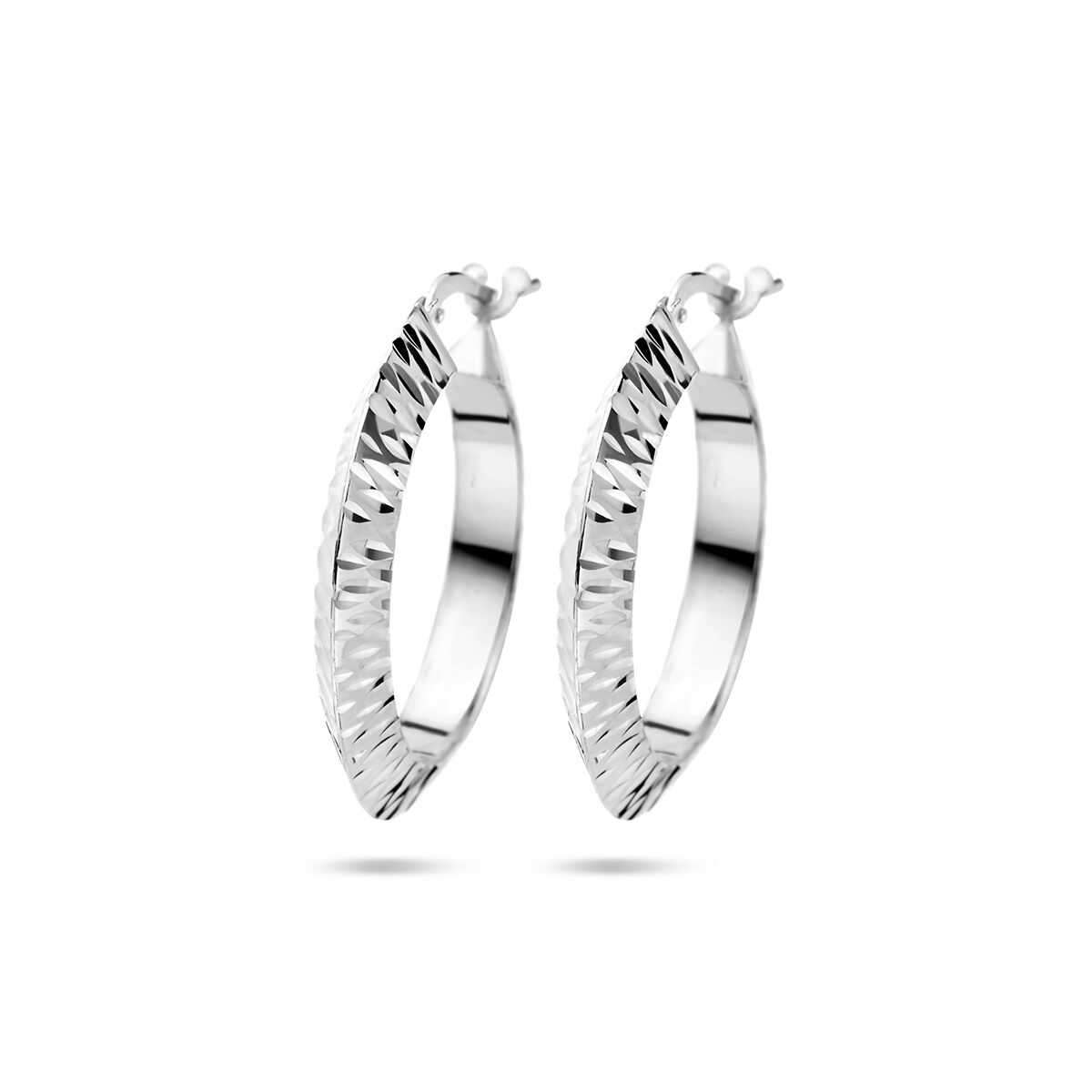Pendientes de aro de tubo afilado, con acabado diamantado y en plata rodiada.