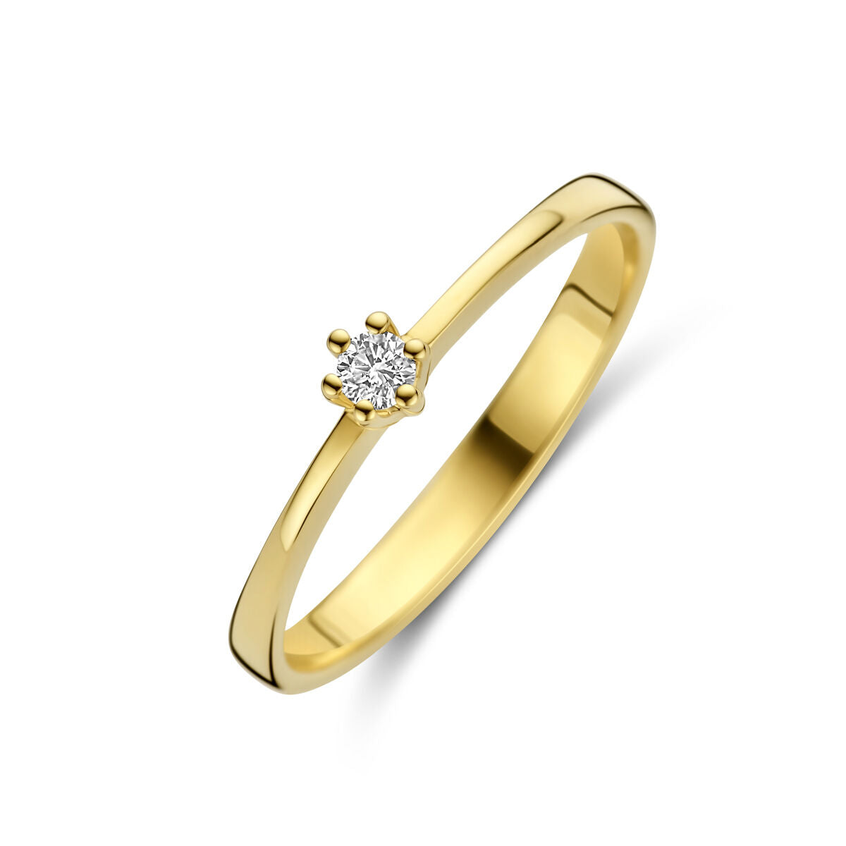Anillo de oro amarillo de 14K con un diamante de 0.05 ct en un engaste sencillo.