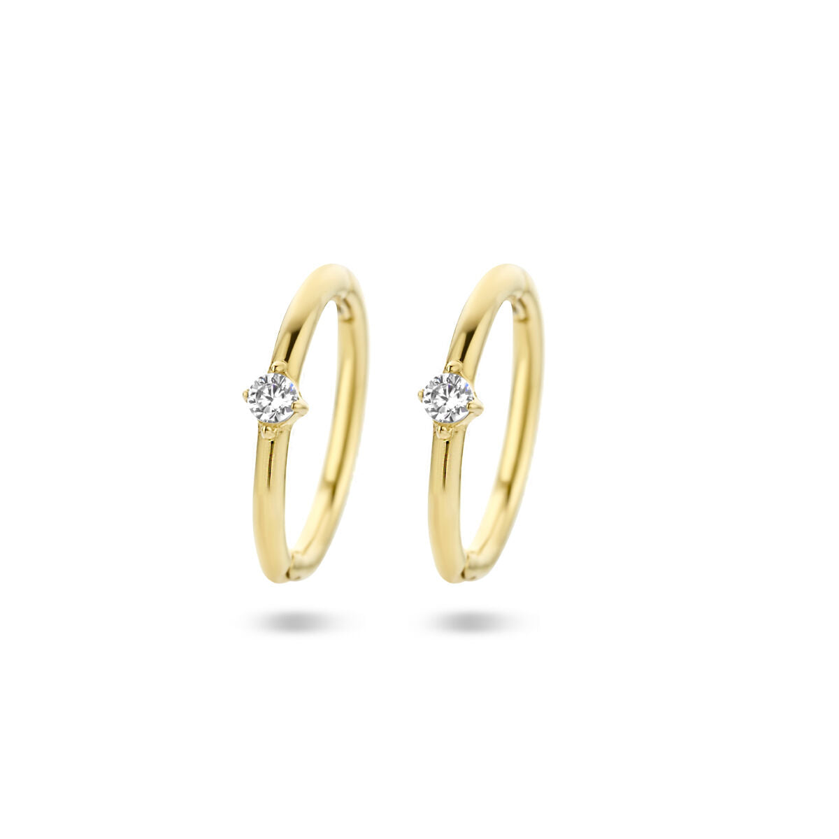 Pendientes de aro de oro amarillo de 14K con circonitas brillantes.