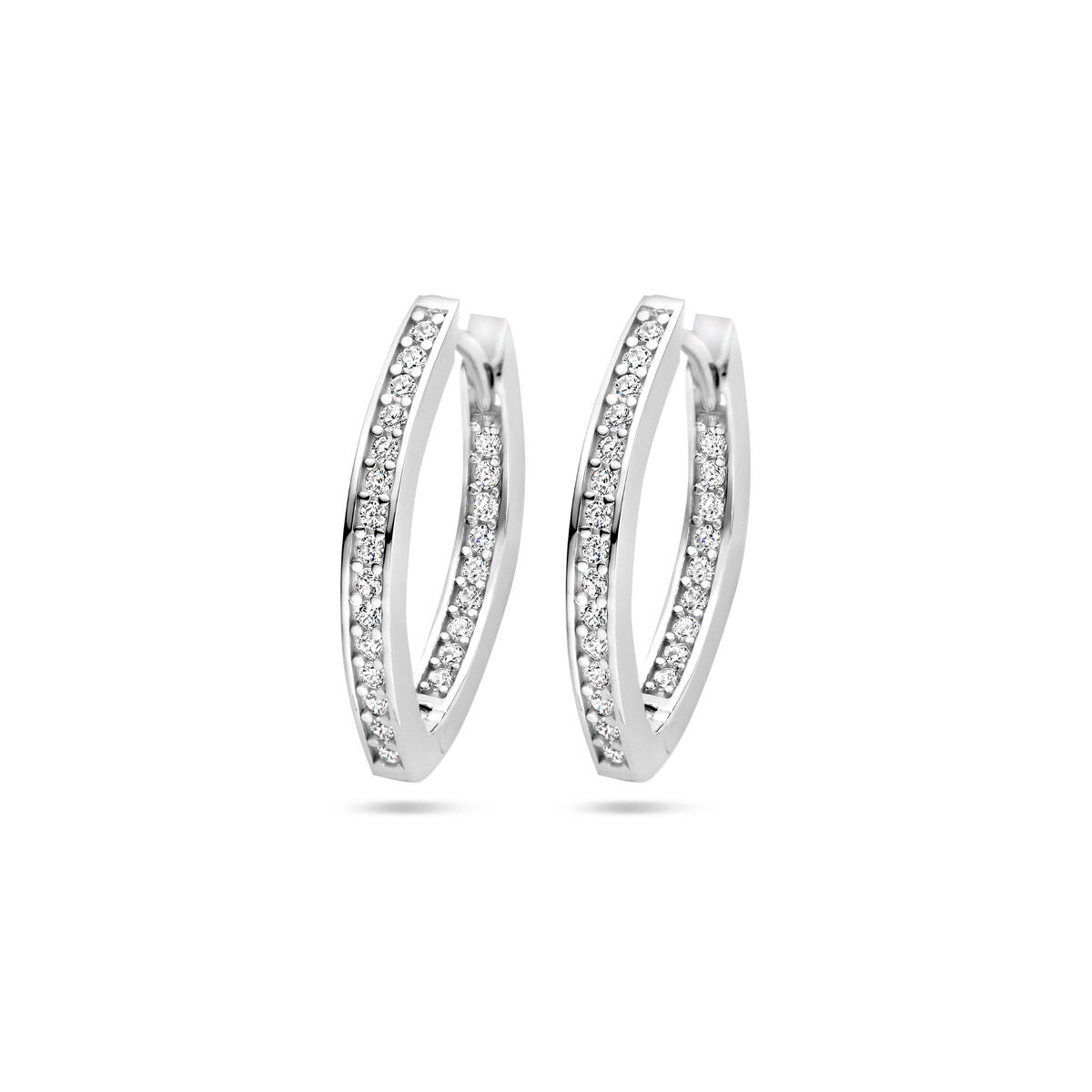 Pendientes de aro de plata rodiada con zirconias, de forma ovalada y 21 mm de largo.