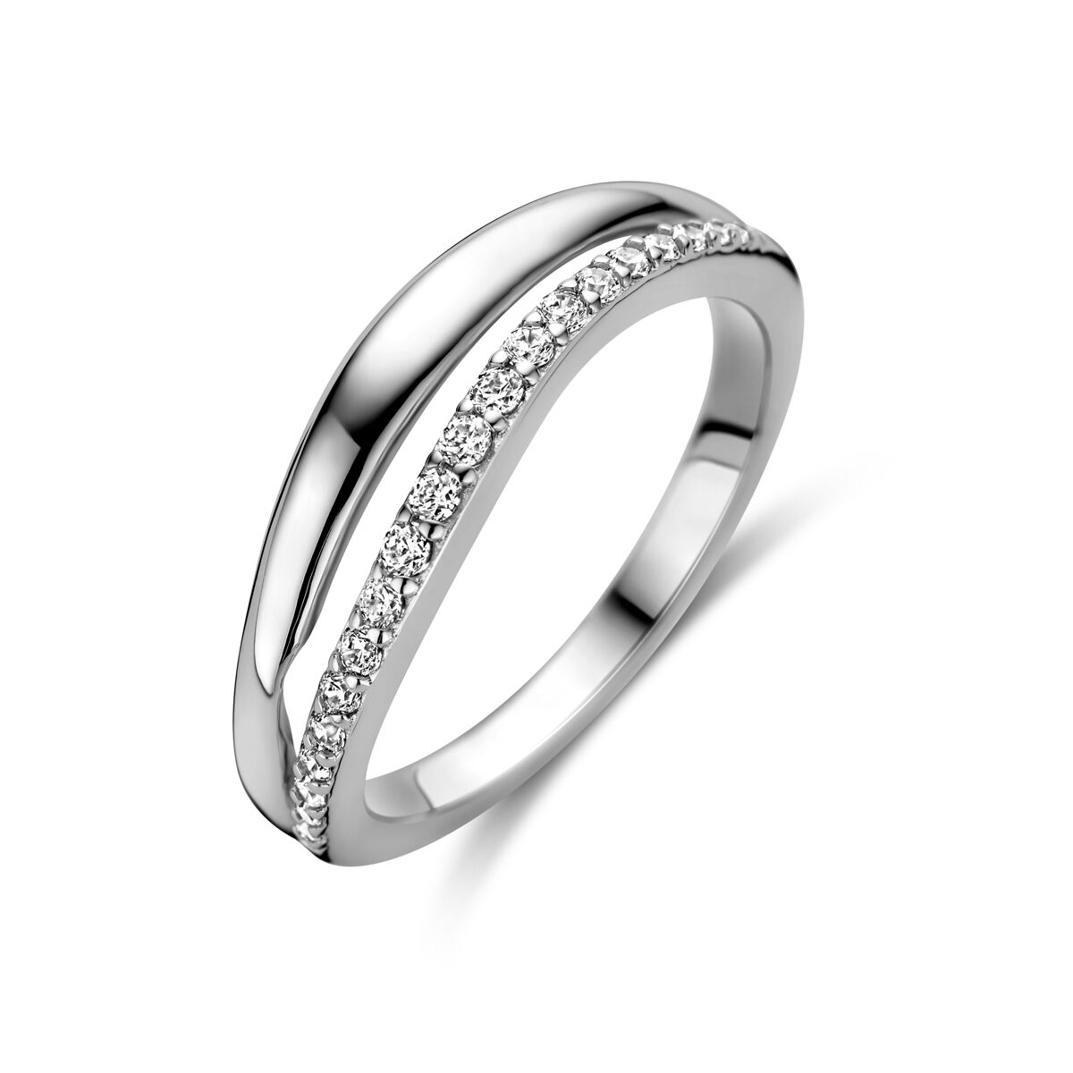 Anillo de plata rhodium con circonitas brillantes en un lado.