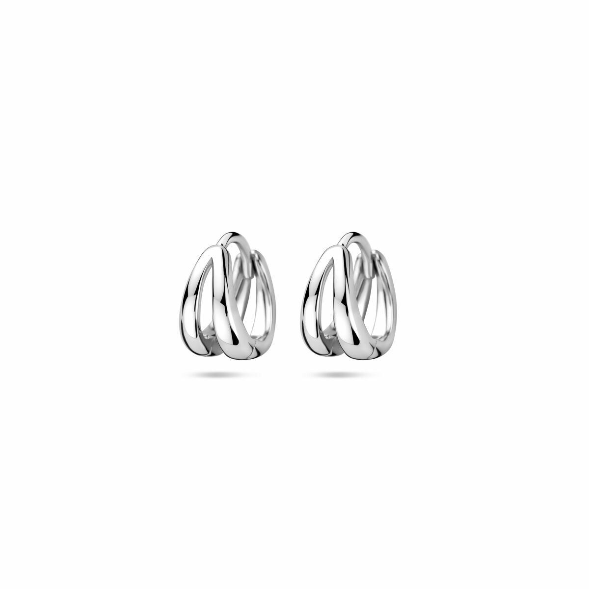 Pendientes de aro de 10,5 mm en plata rodiada con un diseño entrelazado y brillante.