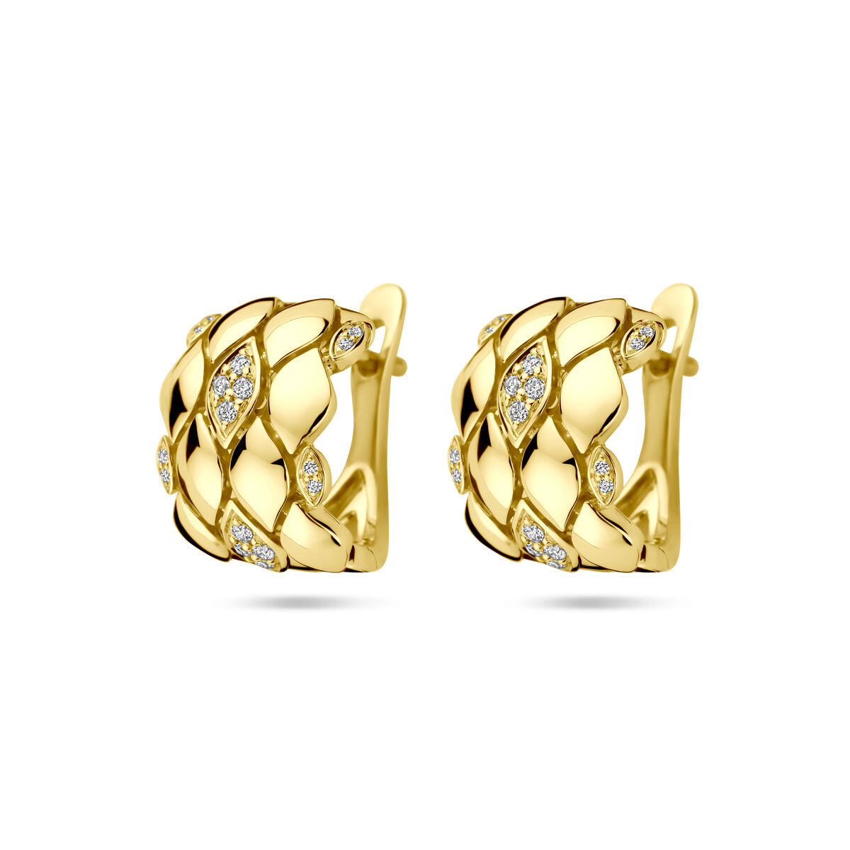 Pendientes de aro de oro amarillo de 14K con diamantes de 0.16 ct en total, diseño trenzado.