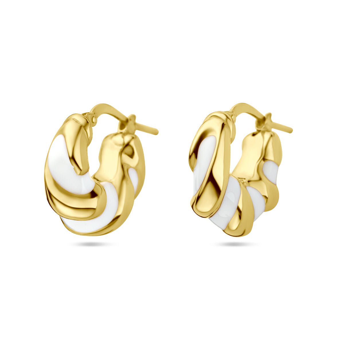 Pendientes de aro dorados con esmalte blanco y diseño retorcido.