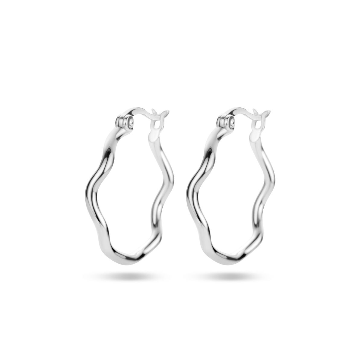 Aros de plata rodiada con forma ondulada y acabado brillante.
