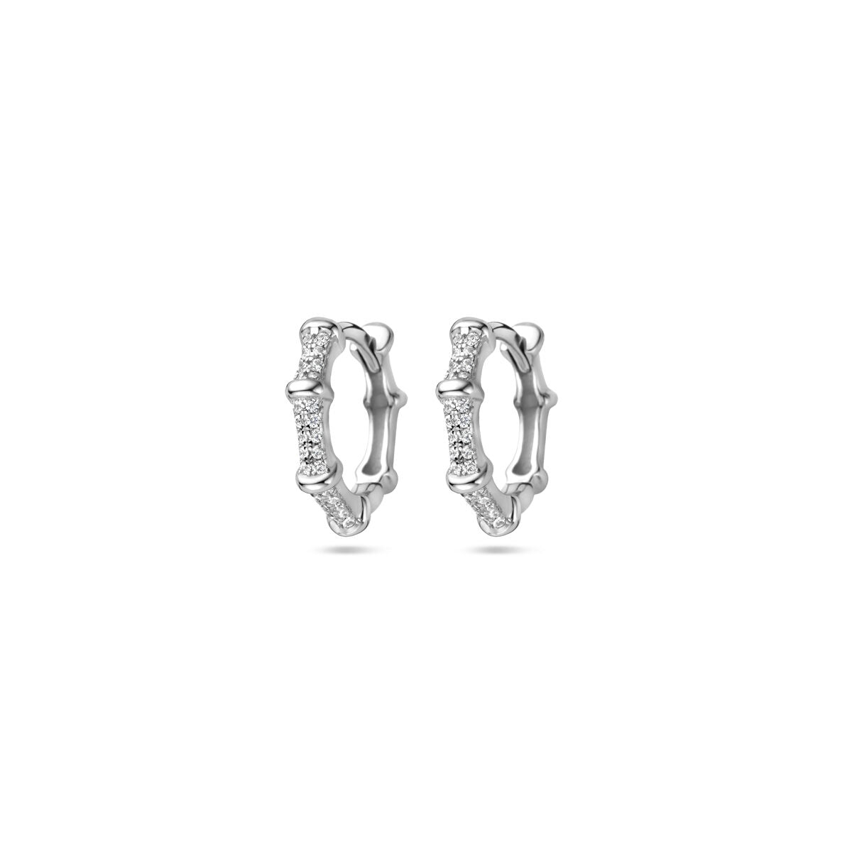 Pendientes de aro de plata rodiada de 13 mm con circonitas brillantes.