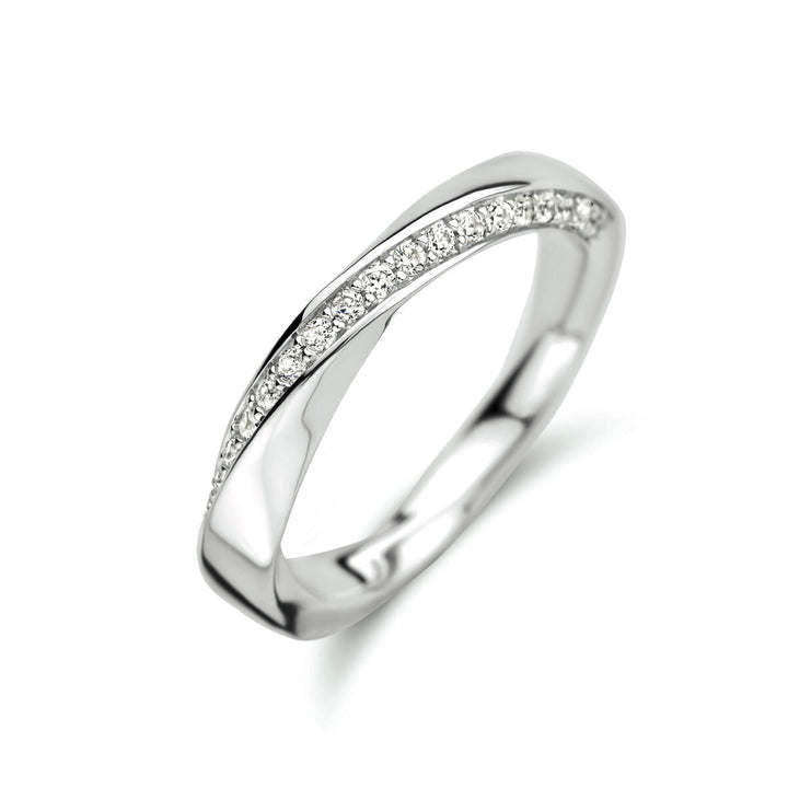 De Van der Kooij Collectie ring zirkonia zilver gerhodineerd heeft een slanke, licht gebogen zilveren band versierd met een rij fonkelende ronde zirkonia's aan de bovenkant, afgezet tegen een effen witte achtergrond.