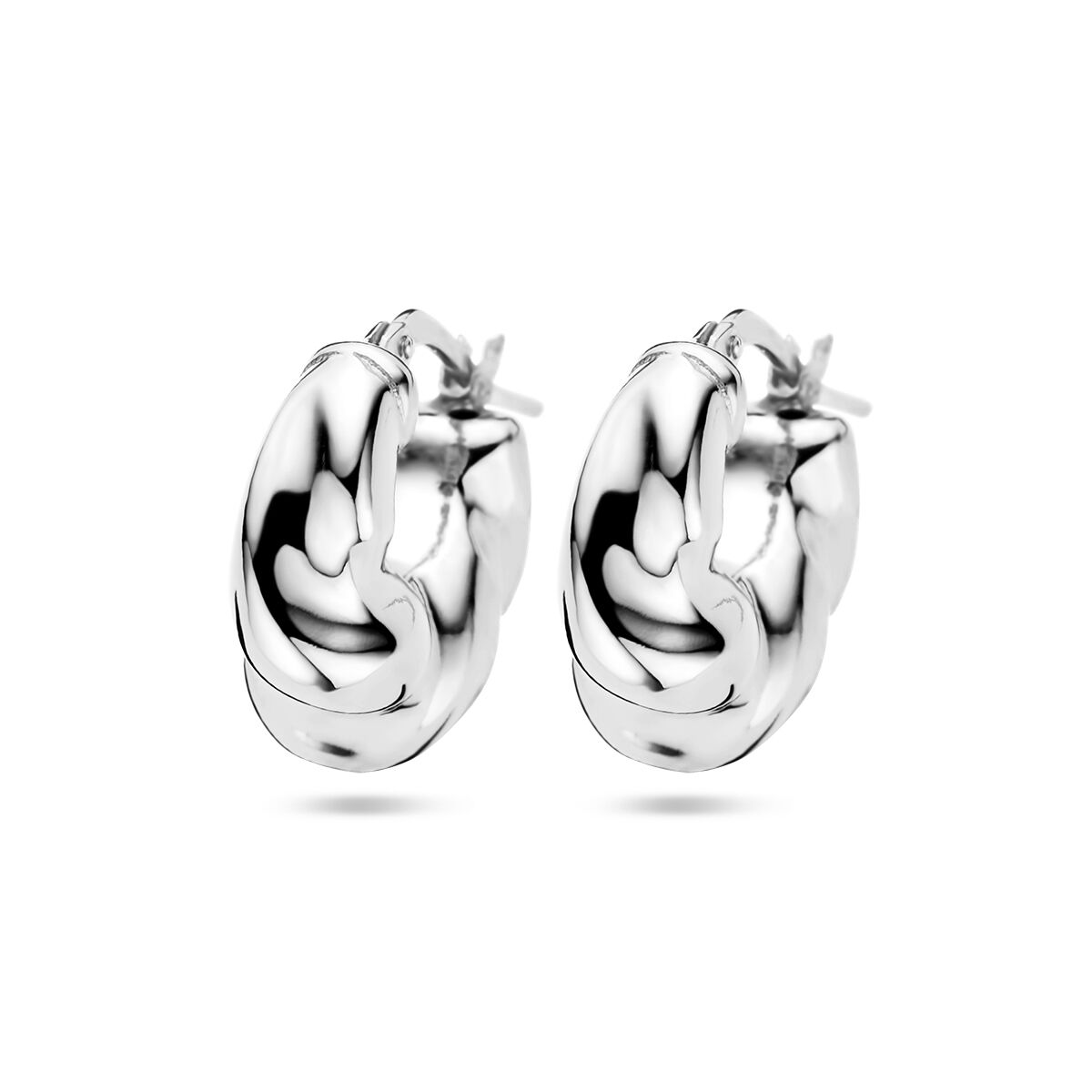 Aros de plata rodiada con un diseño moderno y pulido, de forma ovalada y voluminosos.
