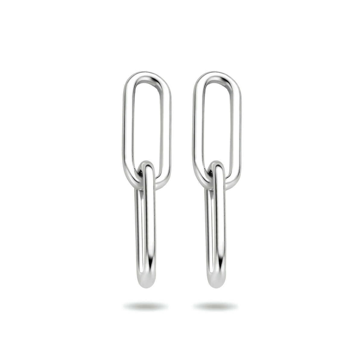 Pendientes largos de plata rhodium con forma de clip de papel.