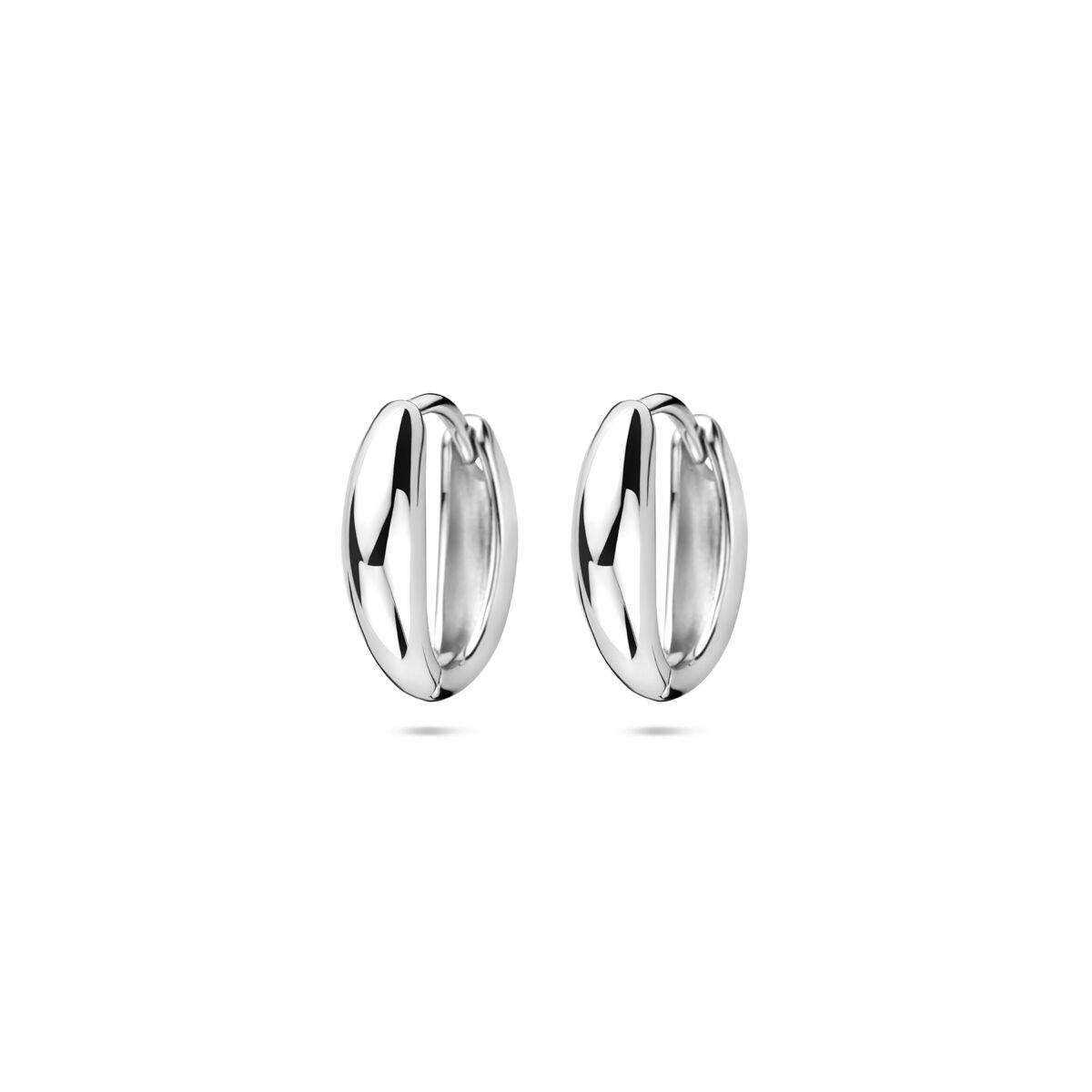 Pendientes de aro de 14,5 mm en plata rodiada con un acabado brillante y forma ovalada.