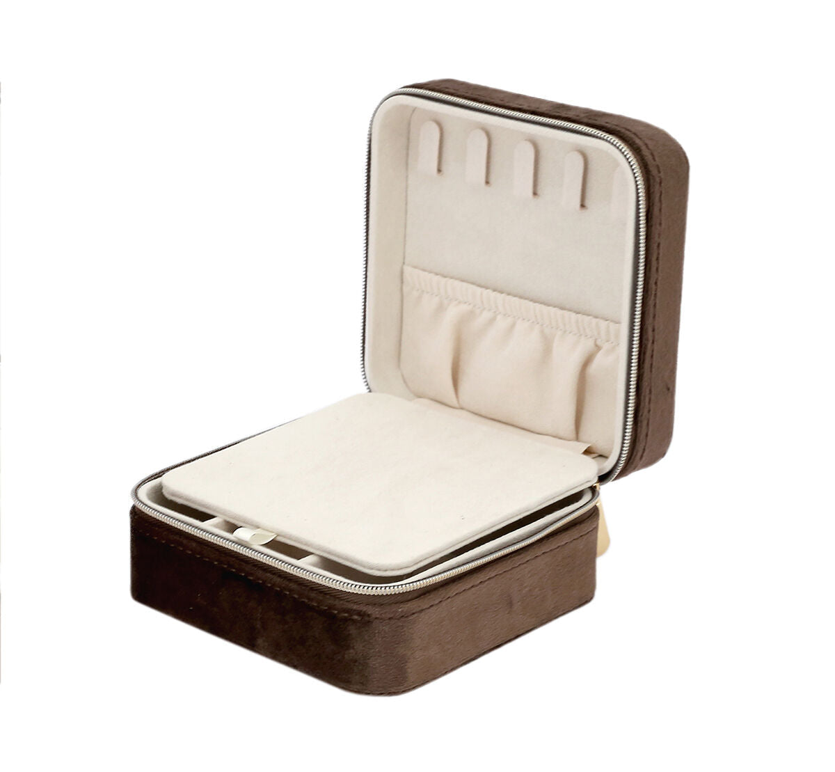 De sieradendoos bruin toebehoren van Van der Kooij Collectie is een klein, bruin sieradendoosje met een zachtbeige binnenkant, ringvakjes, een elastisch vakje en vakjes voor het opbergen van accessoires, open weergegeven op een witte achtergrond.