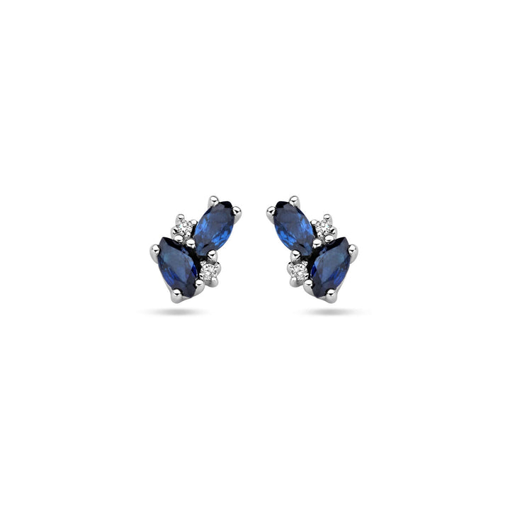 Oorknoppen saffier en diamant 0,02ct (2x 0,01ct) van 14K witgoud uit de Van der Kooij Collectie, met een elegant bloemdesign voor een tijdloze uitstraling, zichtbaar op een witte achtergrond.
