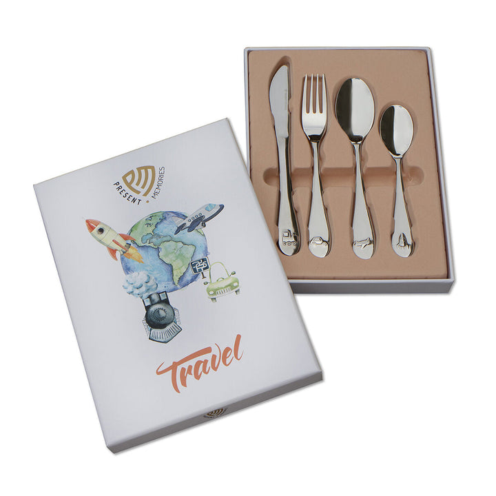 De Van der Kooij Collectie kinderbestek reis edelstaal set (mes, vork, lepel, kleine lepel) wordt geleverd in een doos met illustraties in reisthema - een perfecte kinderbestekset.