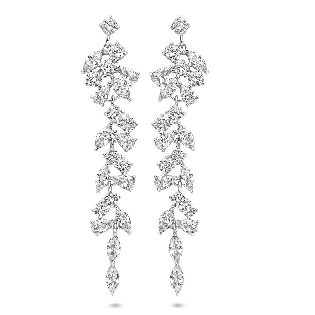 Pendientes largos de zirconia de 60 mm en plata rhodiumizada con diseño floral.
