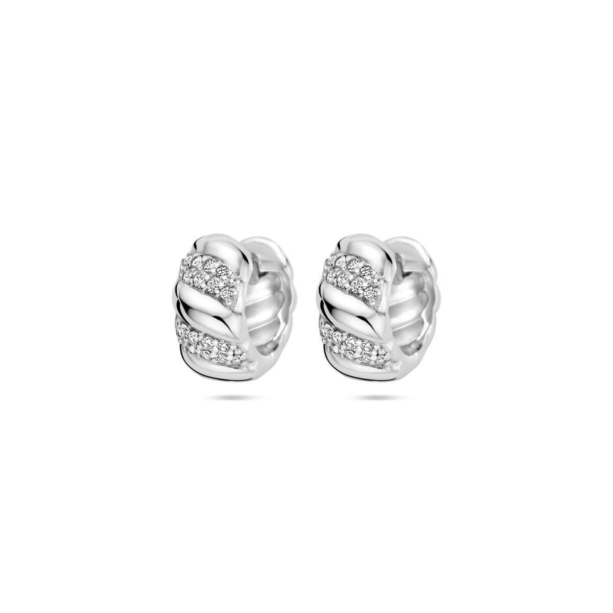 Pendientes de aro de plata rodiada con diseño trenzado y detalles de circonitas.