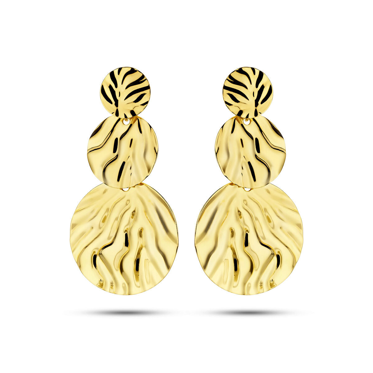 Pendientes largos de metal dorado con un diseño en relieve y tres círculos de diferentes tamaños.