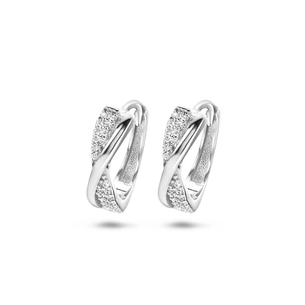Pendientes de aro de plata rodiada con zirconias brillantes en un diseño entrelazado.
