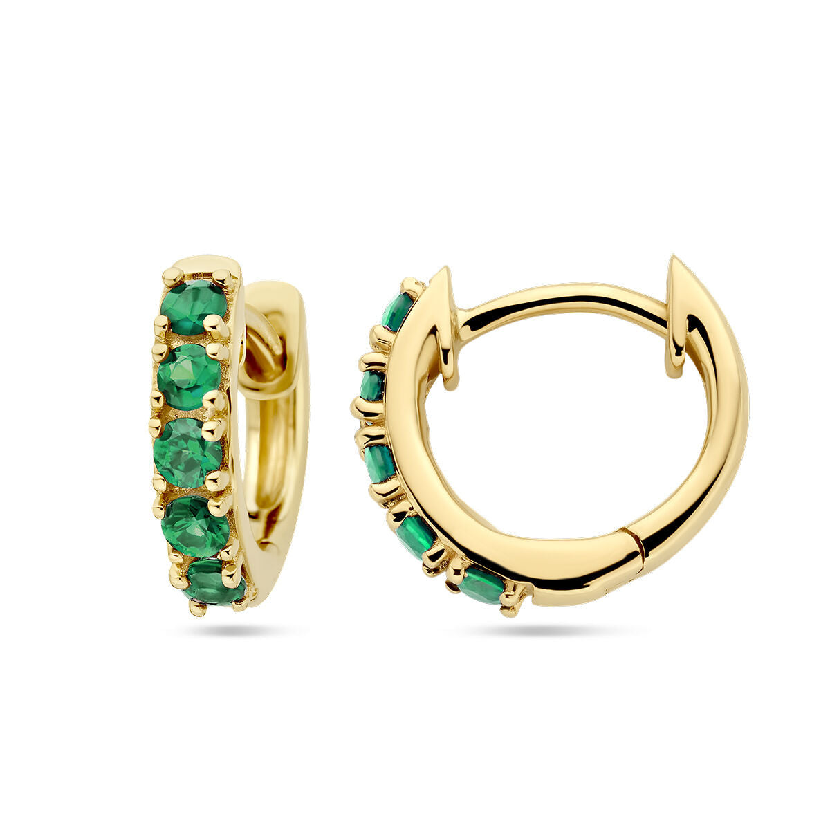 De klapoorringen smaragd 14K geelgoud uit de Van der Kooij Collectie zijn per stuk bezet met vijf ronde smaragden op de voorkant en worden van zij- en voorkant getoond tegen een witte achtergrond. Een tijdloos ontwerp.