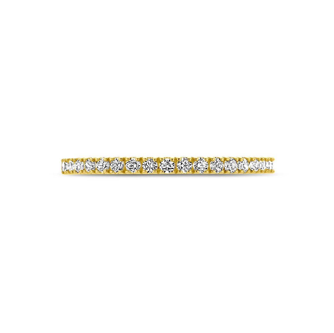 De ring met geboortesteen zirkonia april van Van der Kooij Collectie is een elegante 14K geelgouden ring met een rij fonkelende, ronde witte zirkonia’s rondom de band.