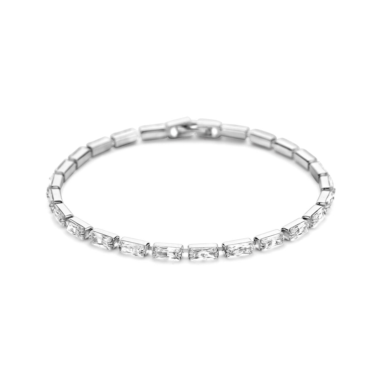 Pulsera de tenis de 2,5 mm con circonitas en plata rodiada, con un diseño rectangular y brillante.